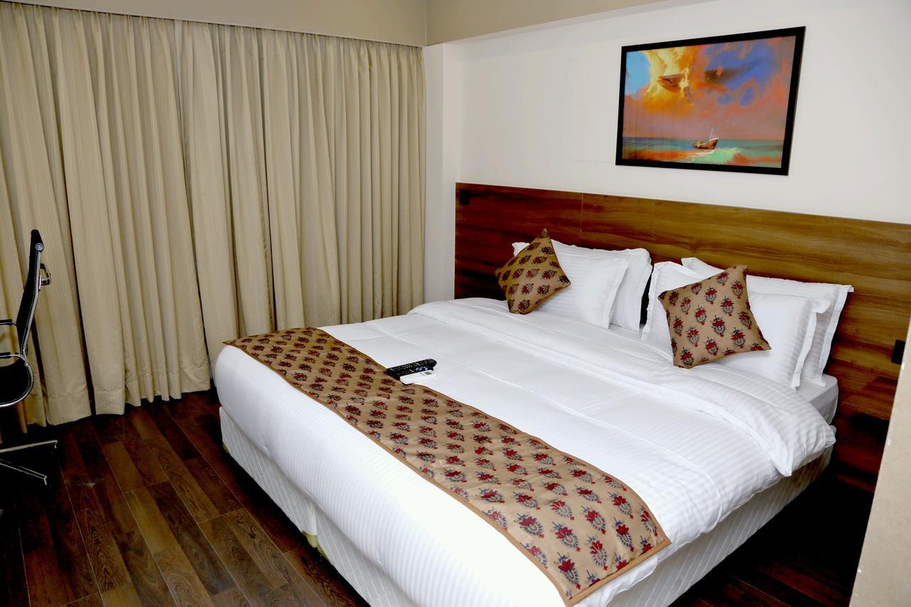 Hotel Mumbai House Andheri East, Mumbai Exteriör bild