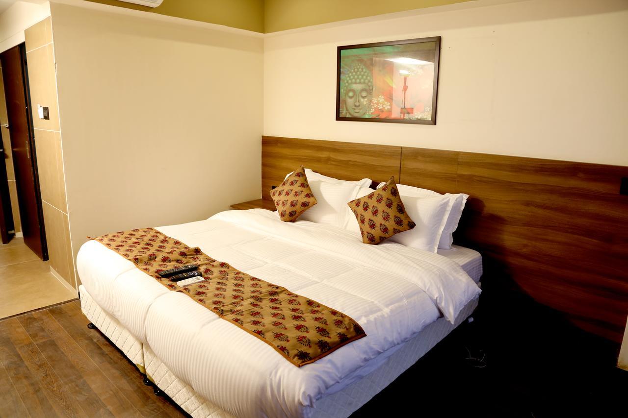 Hotel Mumbai House Andheri East, Mumbai Exteriör bild