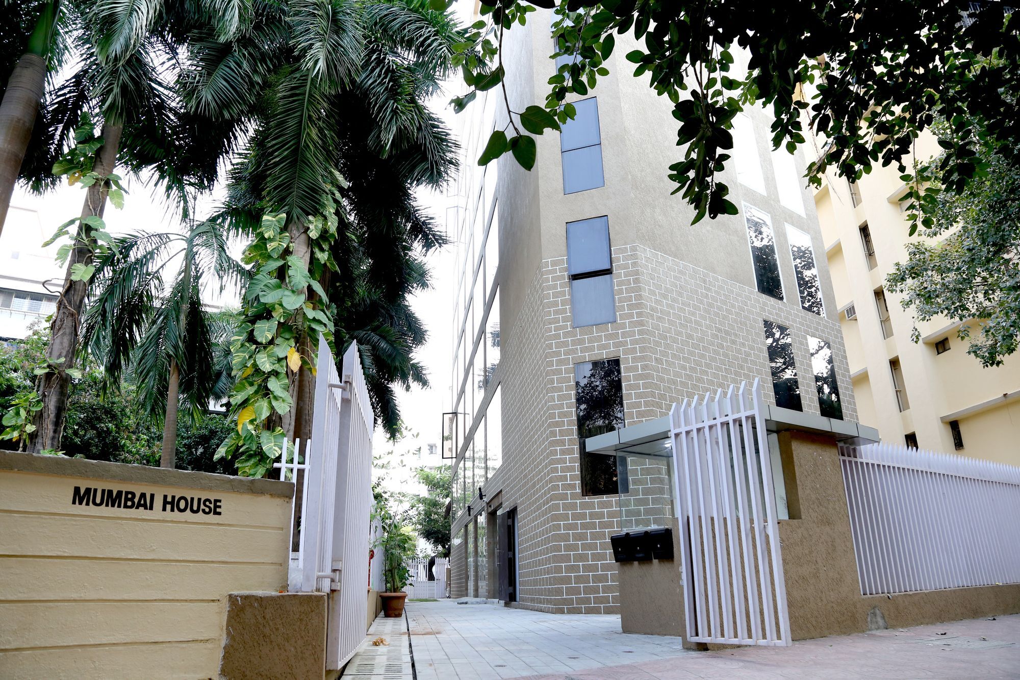 Hotel Mumbai House Andheri East, Mumbai Exteriör bild