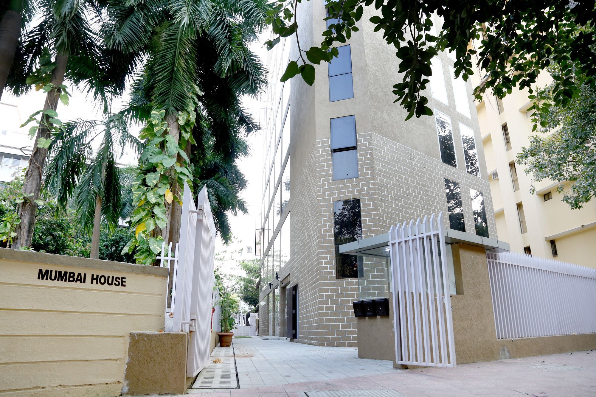 Hotel Mumbai House Andheri East, Mumbai Exteriör bild